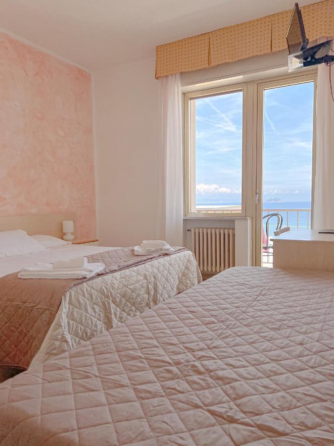 Hotel Ambassador Laigueglia Esterno foto