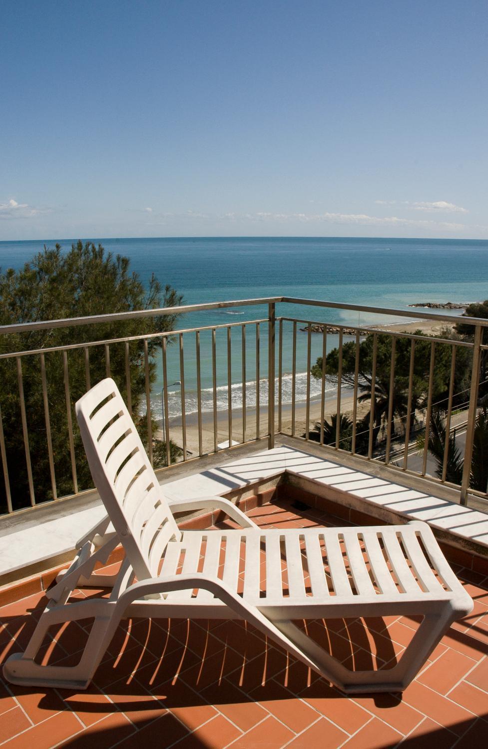 Hotel Ambassador Laigueglia Esterno foto